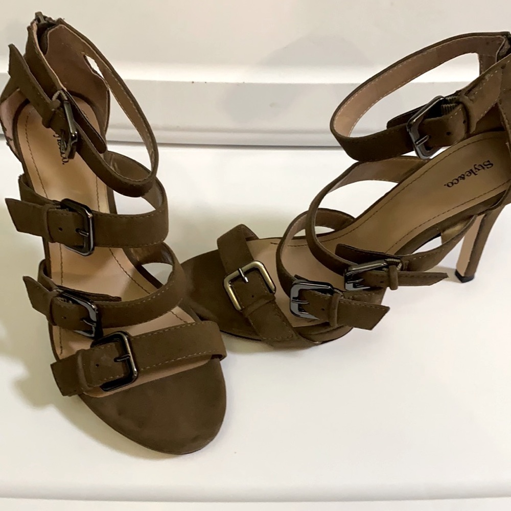 Like new Sz 9 olive green buckle strap heels